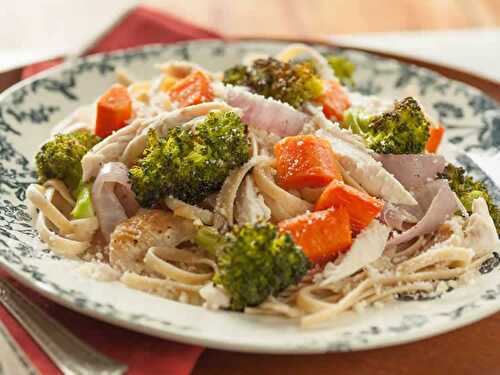 Poulet rôti et légumes aux pâtes - délicieux plat pour votre dîner.