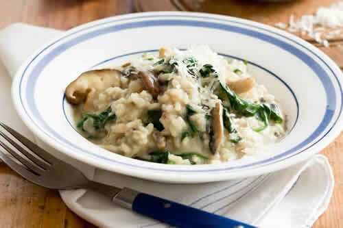 Risotto aux cepes fromage - plat délicieux du riz au dîner.