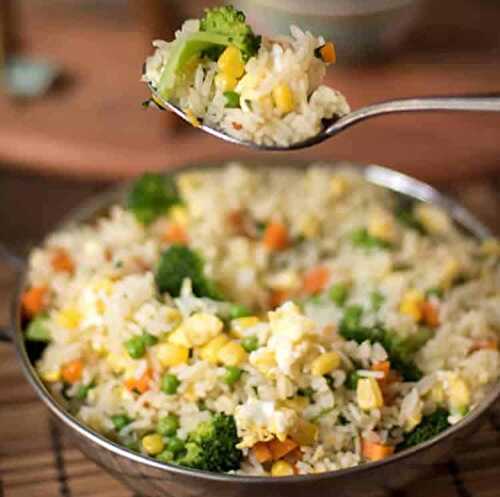 Riz aux légumes et oeufs - un délice pour votre dîner ce soir,