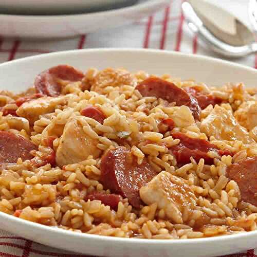 Riz poulet et saucisse - un délicieux plat pour votre diner.