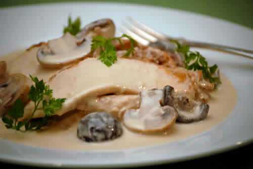 Roti de veau aux champignons - un plat principal délicieux.