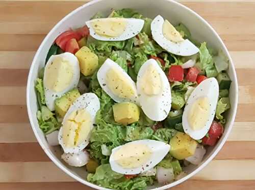 Salade aux œufs et à l'avocat - parfaite et saine pour perdre du poids