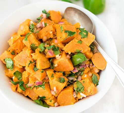 Salade de patates douces et oignon - une délicieuse entrée de la saison