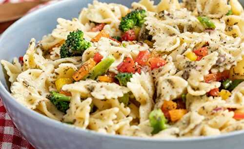 Salade de pâtes froide d'été - pour votre entrée de plat ou un diner léger