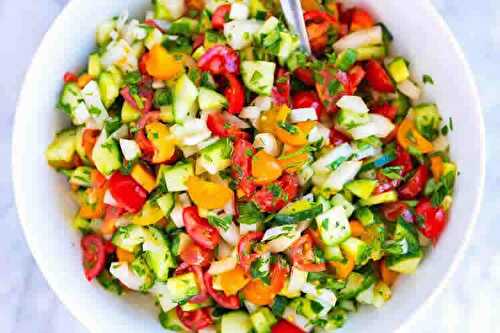 Salade de tomate oignon et concombre - ultra savoureuse et végétarienne