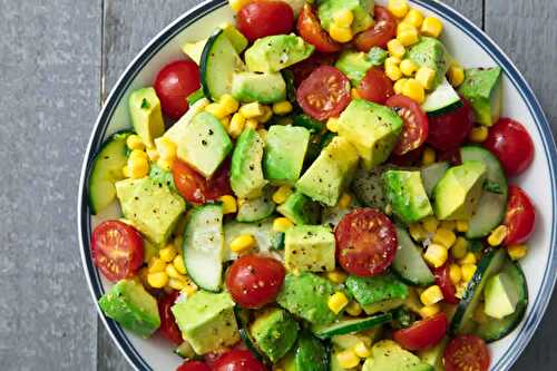 Salade de tomates avocat et concombre - un délice riche pour votre entrée