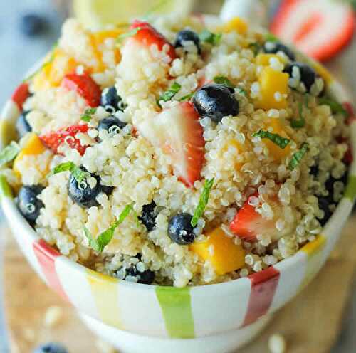 Salade quinoa aux fruits - une délicieuse entrée pour vos plats.