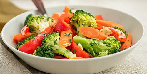 Sauté de brocolis carottes et poivron - riche en vitamine et faible en calorie