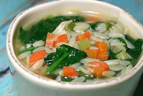 Soupe aux épinards - un délice pour votre dîner ce soir.