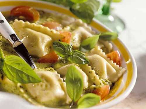 Soupe bouillon aux ravioles - pour votre plat de dîner