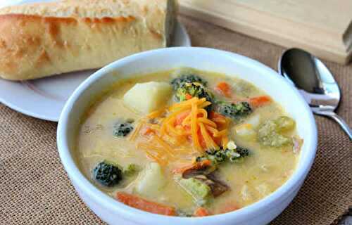 Soupe crémeuse aux légumes - votre délicieux dîner ce soir.