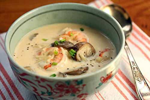 Soupe de crevettes au lait de coco - une délicieuse soupe thaï