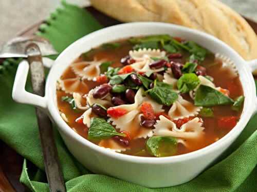 Soupe de farfalle aux légumes - soupe de pâtes pour votre dîner.