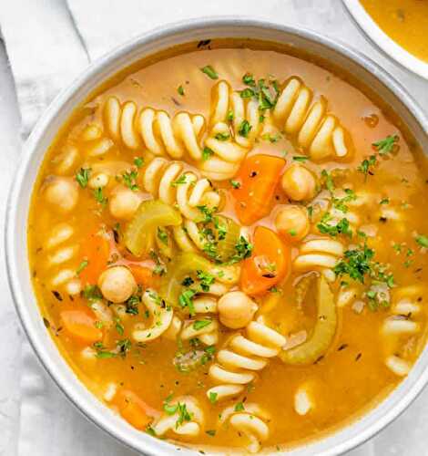 Soupe de légumes aux pâtes - savoureuse et surtout nourrissante