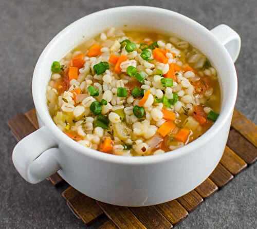Soupe de légumes légère - la soupe minceur pour votre dîner.