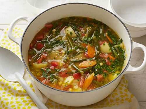Soupe de légumes traditionnelle - une soupe de grand-mère variés