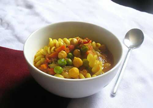 Soupe de pâtes aux légumes et pois chiches - pour votre dîner.