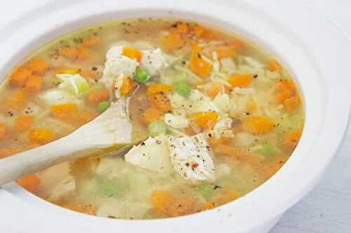 Soupe de poulet aux légumes et vermicelles - délice pour votre dîner