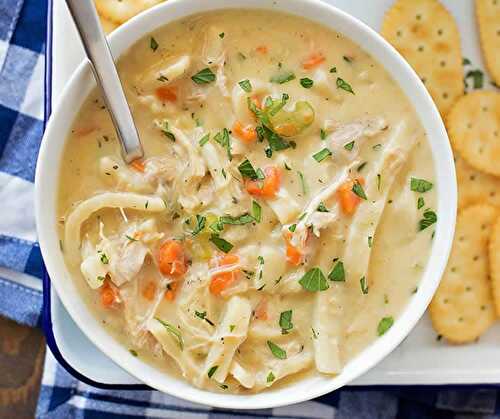 Soupe de poulet et nouille crémeuse - soupe pour votre dîner ce soir,