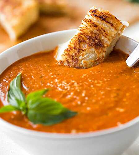 Soupe de tomates au ail et basilic - délice pour votre dîner ce soir