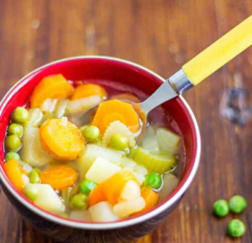 Soupe light riche en vitamines - elle est bonne pour la ligne.