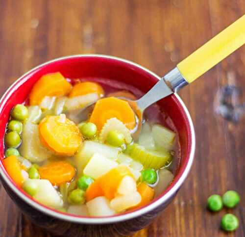 Soupe light riche en vitamines - elle est bonne pour la ligne.