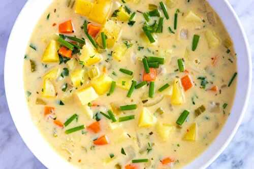 Soupe pommes de terre et carottes - soupe de légumes à la crème.
