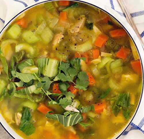 Soupe poulet et légumes - potage aux légumes et poulet pour votre dîner
