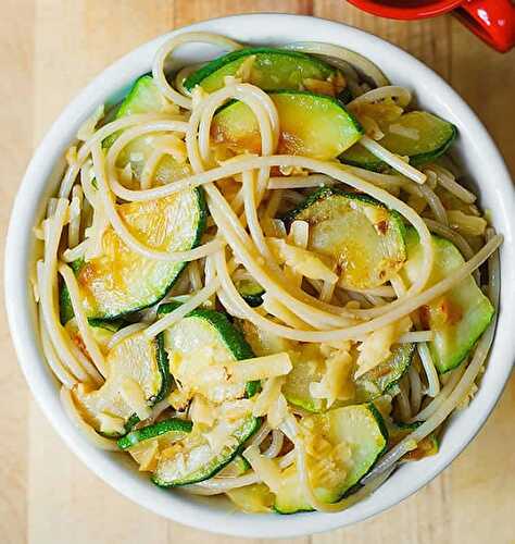 Spaghetti aux courgettes et parmesan - plat de pâtes pour votre dîner