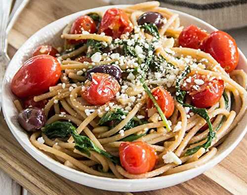 Spaghettis aux tomates cerises et feta - plat de pâtes pour votre dîner.