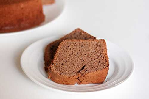 Sponge cake au chocolat - un gâteau moelleux au chocolat.
