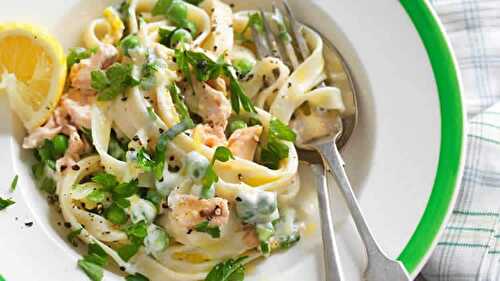 Tagliatelles au saumon et aux petits pois - un délicieux plat de pâtes.