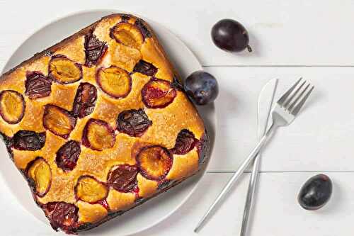 Tarte aux quetsches alsacienne - un délicieux gâteau de la saison.