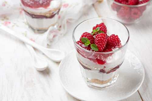 Tiramisu aux fruits rouges - un dessert irrésistible de la saison.