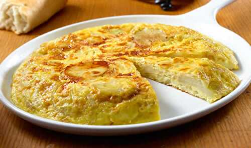 Tortilla de pommes de terre espagnole - le plat le plus demandé.