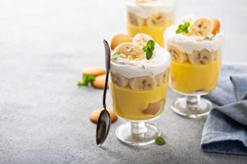 Dessert crème à la banane avec des gaufrettes