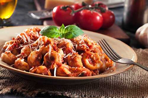 Tortellini avec sauce tomate et parmesan le dîner à l’italien comme j’aime
