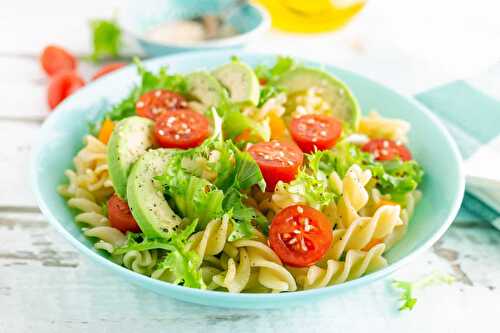 Salade de pâtes froide à l’avocat et tomate