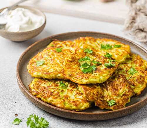 Crêpes de courgettes végétariennes et soufflées aux herbes et à l’ail