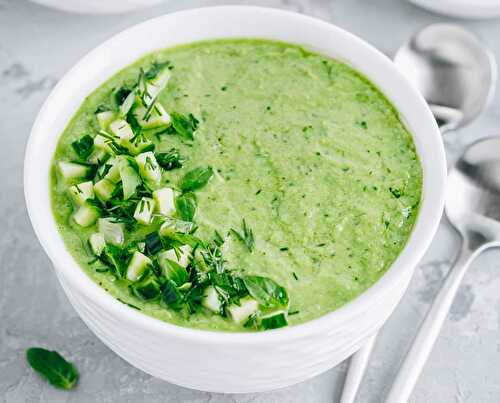 Gaspacho de concombre à la menthe : la soupe méditerranéenne d’été froide fraîche.