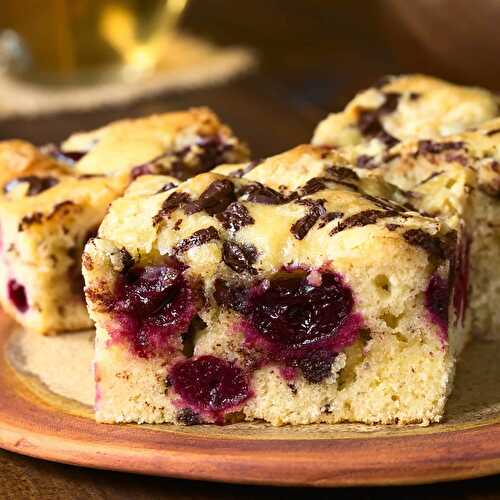 Gâteau aux cerises et vanille : la recette parfaite du gâteau génial et très moelleux.