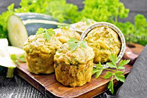 Muffins courgettes au fromage et aux herbes : un vrai délice, essayez-le.