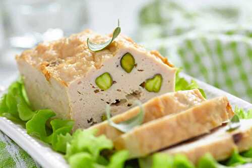 Terrine de poulet aux pistaches : pour un repas spécial.