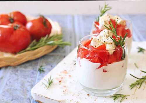 Verrine au yaourt grec et tomates : votre délicieux et sain apéritif de soirée.