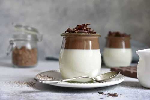 Panna cotta au chocolat noir et à la vanille : un dessert croquant.