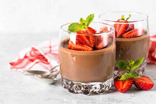 Panna cotta au chocolat rapide : le dessert onctueux et savoureux.