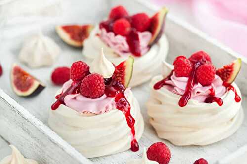 Pavlova aux framboises : un délicieux gâteau de meringue pour votre dessert.