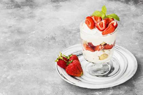 Tiramisu aux fraises – un dessert facile et rapide.