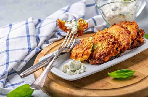 Beignets de courgette râpée avec sauce à la crème sure et basilic