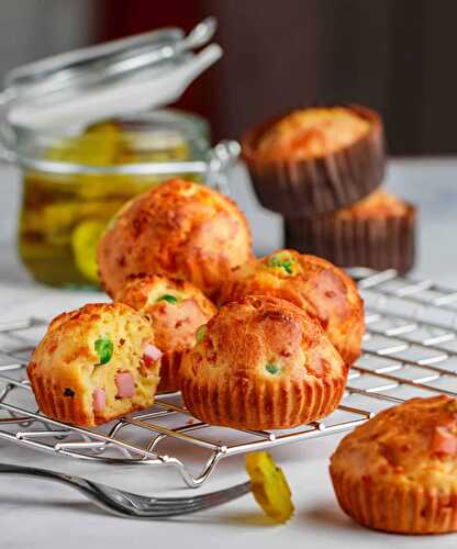 Muffins jambon-fromage et pois : toute la saveur du moelleux.